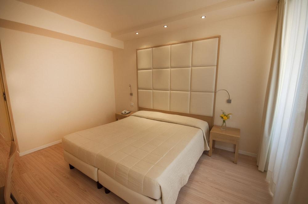 Hotel Antico Borgo Riva del Garda Extérieur photo